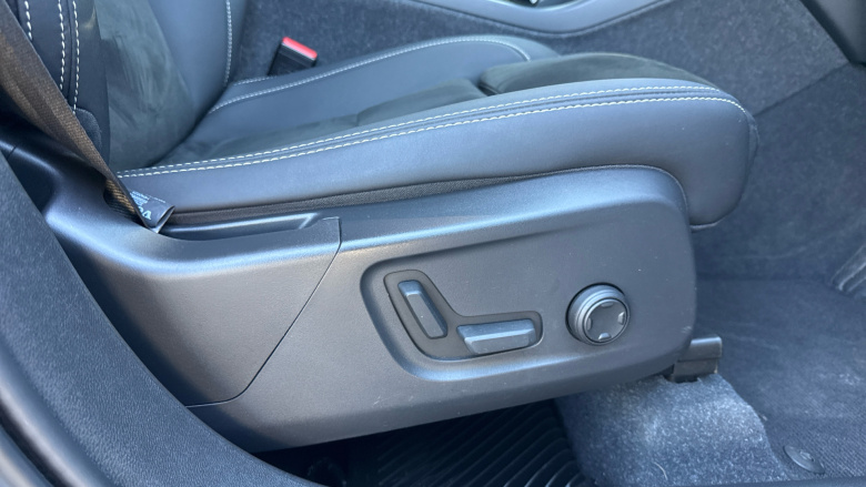Volvo XC40 2.0 B4P Ultimate Dark 5dr Auto Petrol Estate